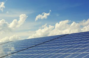 היתרונות לטווח הקצר והארוך של ניקוי מערכות סולאריות